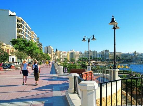 Cosy Apartment Steps To St George'S Bay Saint Julian's Exterior photo