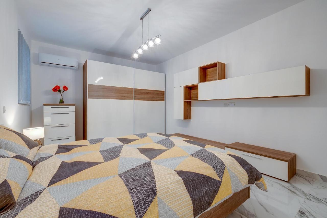 Cosy Apartment Steps To St George'S Bay Saint Julian's Exterior photo